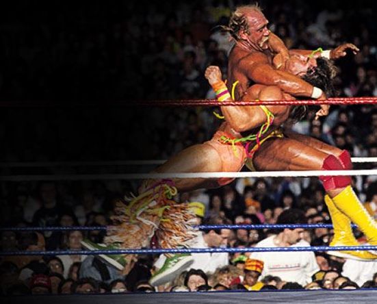 Nagy vetélytársával, Hulk Hogan-el a ringben. Hogan itt kapott ki életében először.