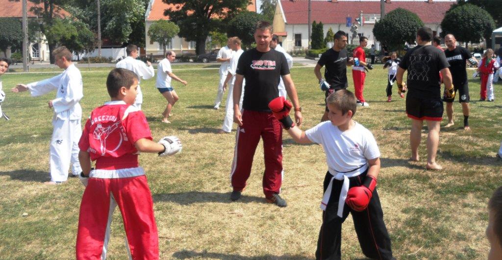 Debreczeni Dezső (5. DAN) kick-boxot tanít