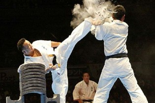 Így rúgott régen a ma már 6. danos kyokushin mester