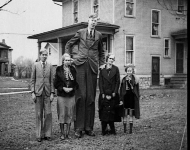 Robert Wadlow, a valaha élt legmagasabb ember a világon (2,72 méter volt a halála előtt pár nappal, 22 évesen halt meg, gigantizmusban)